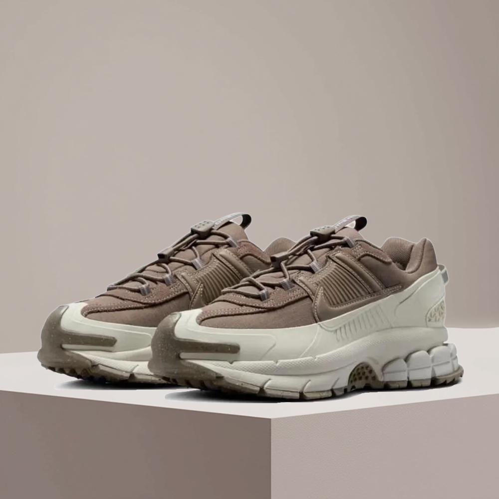 Running Shoes - Nike Vomero 5 Roam Soft Comfort